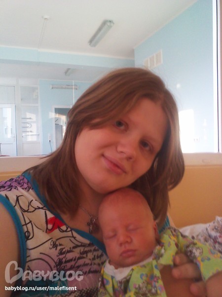 это наше первое совместное фото с сынулей. 3 июля я его увидела 2 раз в жизни... родились 24 июня. лежим с малышом в больничке. тогда мне его отдали п