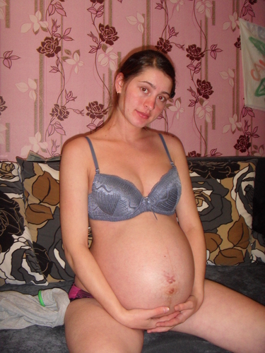 Беременная баба грешит в квартире без одежды и белья