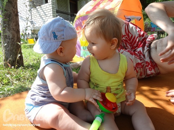 Ребёнок рвётся в социум. Много фотодоказательств.