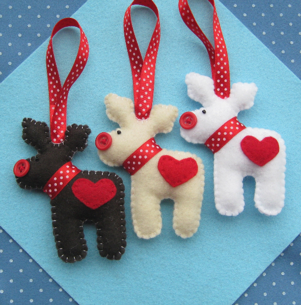 изделия из фетра. оберег из фетра. стильные брелоки из ткани. снеговик из помпонов своими руками. игрушки из деревянных бусин.