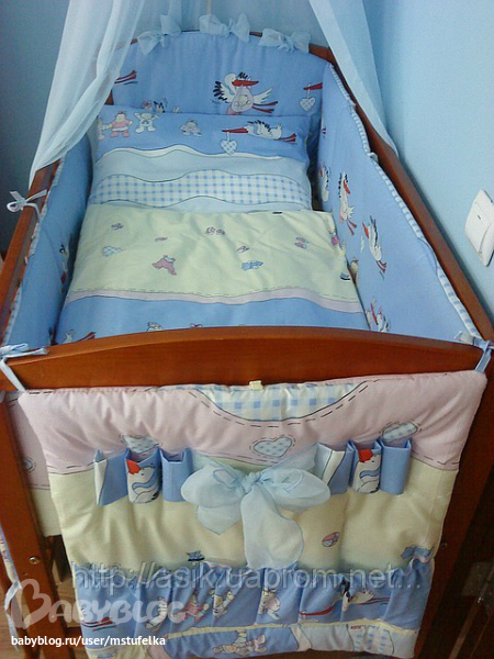 Детская кроватка с опускающейся боковиной до уровня матраса