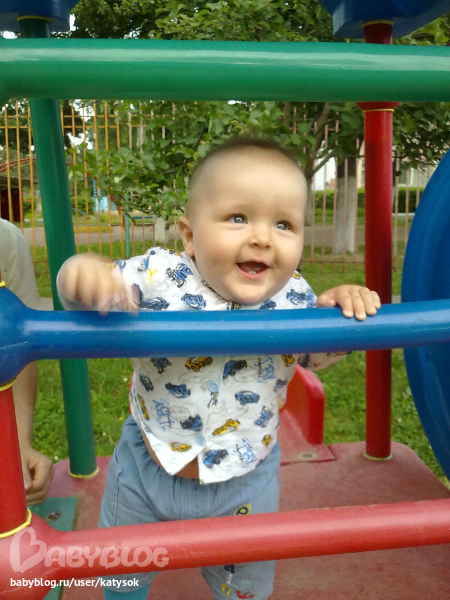 Ребёнок рвётся в социум. Много фотодоказательств.