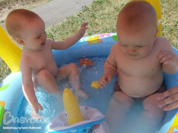 Ребёнок рвётся в социум. Много фотодоказательств.
