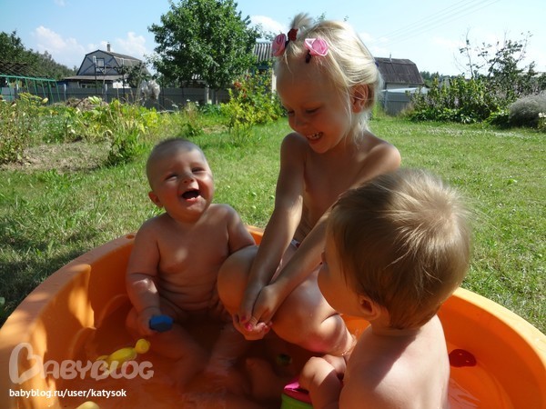 Ребёнок рвётся в социум. Много фотодоказательств.