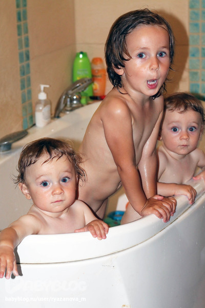 Купание тройняшек