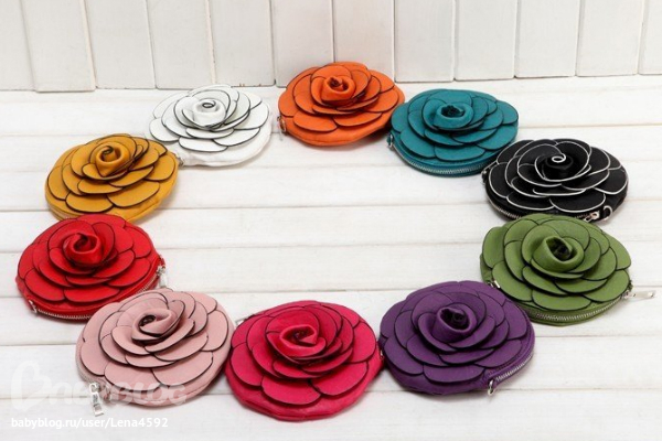 В наличии! Белая и малиновая сумки, цена 350 руб!