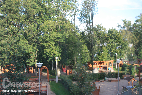 - А из нашего окна Площадь Красная видна! А из вашего окошка, только улица немножко