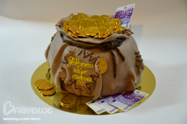 Торт в виде мешка с деньгами и монетами