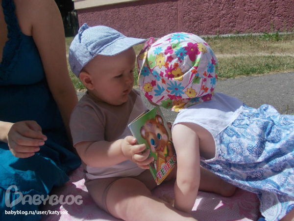 Ребёнок рвётся в социум. Много фотодоказательств.