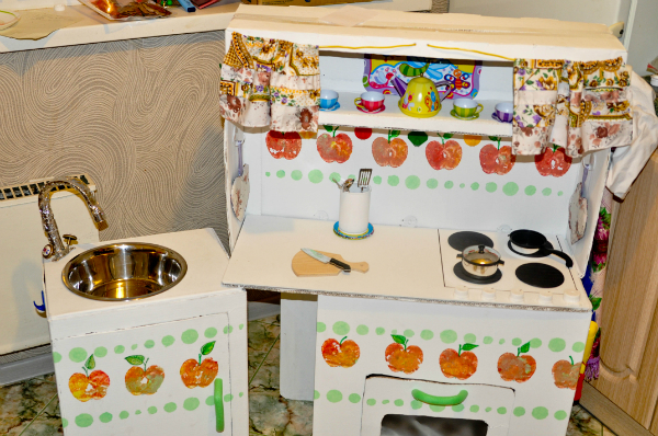 Как сделать игрушечную мини-кухню из картонных коробок для ребенка