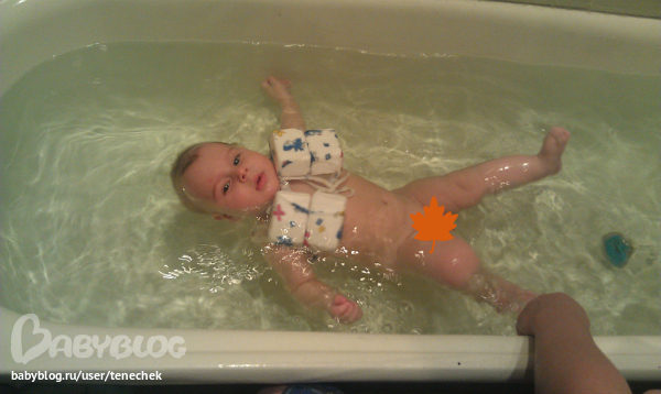 Купание в большой ванной. Приспособление для плавания младенцев в ванной. Приспособления для плавания грудничков в ванной. Для купания малышей приспособления в большой ванне. Жилет для плавания грудничков в ванне.