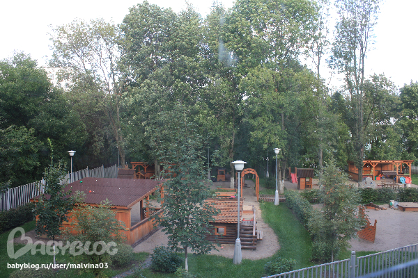 - А из нашего окна Площадь Красная видна! А из вашего окошка, только улица немножко