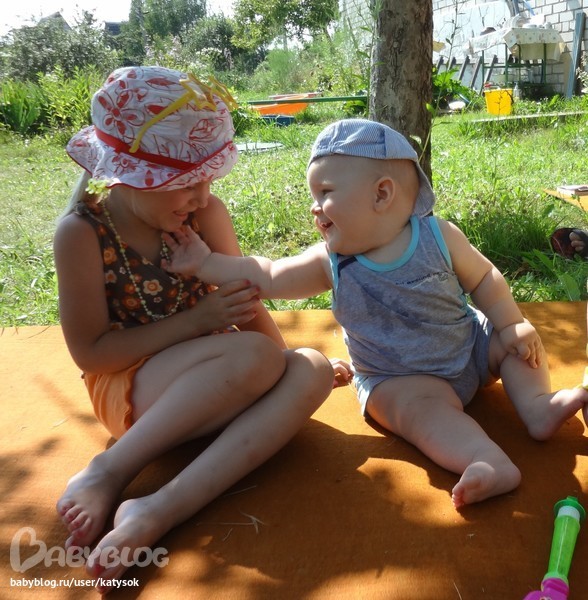Ребёнок рвётся в социум. Много фотодоказательств.
