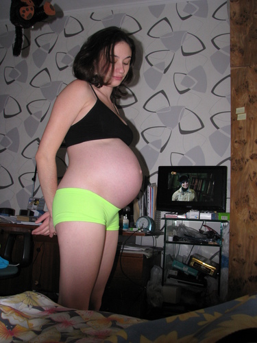 Тянет живот 28 неделя. Живот на 28 неделе беременности. Животик на 28 неделе беременности. Беременный живот 28 недель. Животик беременной в 28 недель.